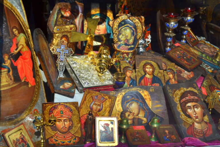 Read more about the article Icons : Worshiping the Dead or venerating those more alive than us?